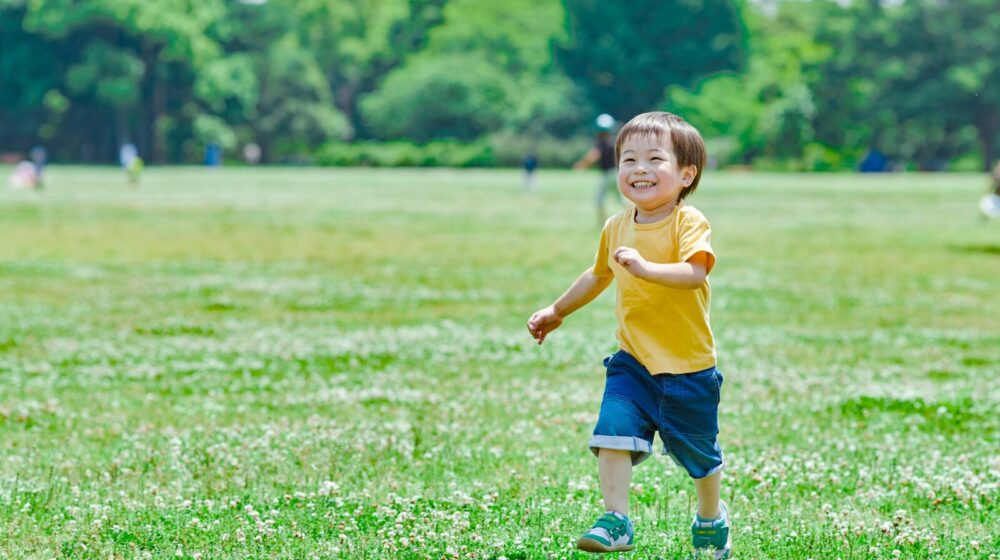 公園で遊ぶ子ども