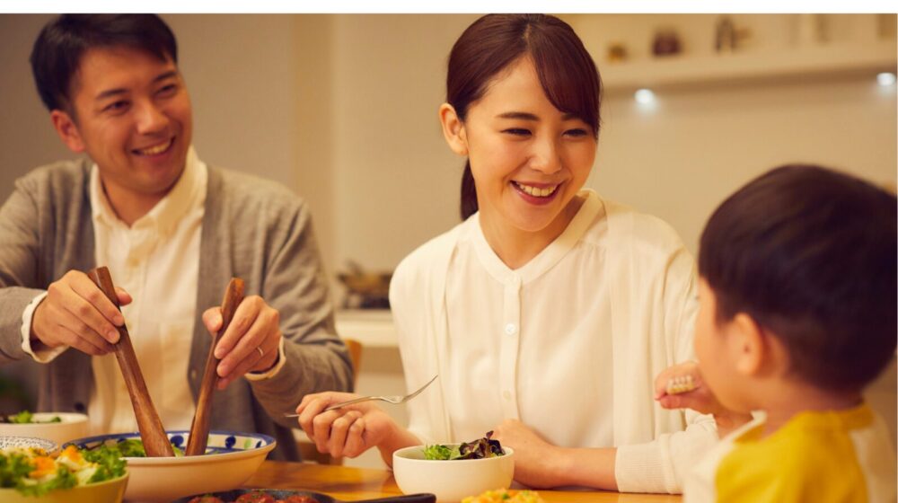 家族で食卓を囲む